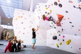 Kinder beim Bouldern im BOULDER ISLAND